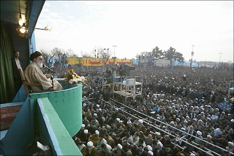 Imam Khamene'i Yayin Da Yake Gabatar da Jawabi A Gaban Al'ummar Qazwin